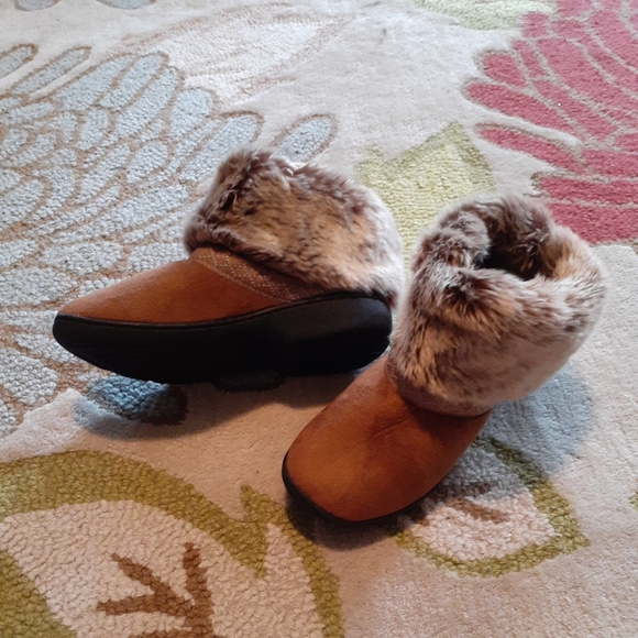 Isotoner women's 8.5 to 9 fuzzy slipper boots